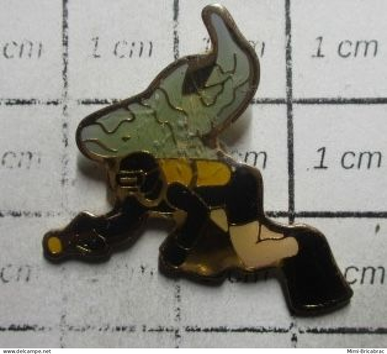 515A  Pin's Pins / Beau Et Rare / SPORTS / PLONGEE SOUS MARINE HOMME GRENOUILLE REQUIN - Plongée