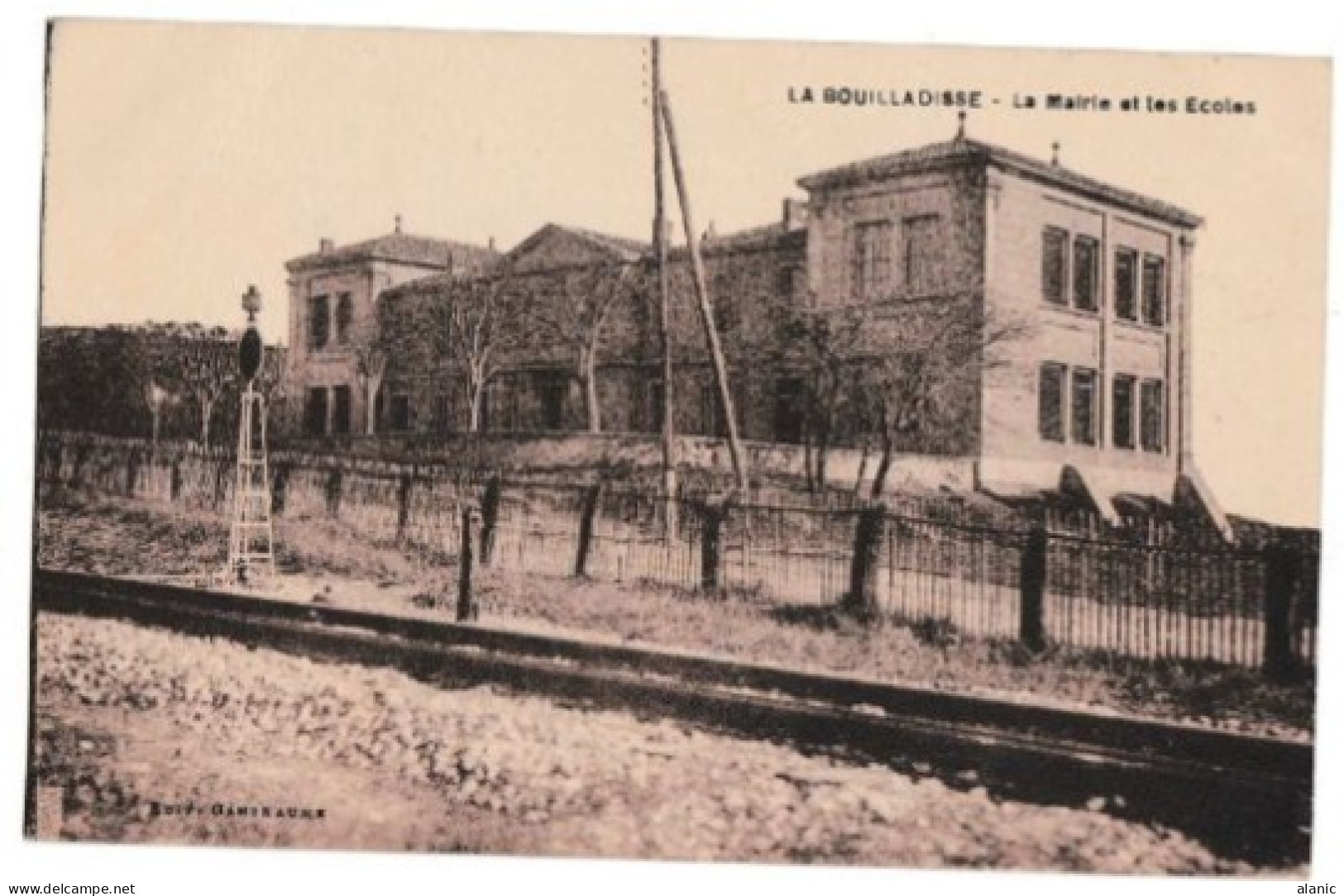 CPA-13-LA BOUILLADISSE- LA MAIRIE ET LES ECOLES LE LONG DE LA LIGNE DE CHEMIN DE FER CIRCULEE   RARE TBE - La Bouilladisse