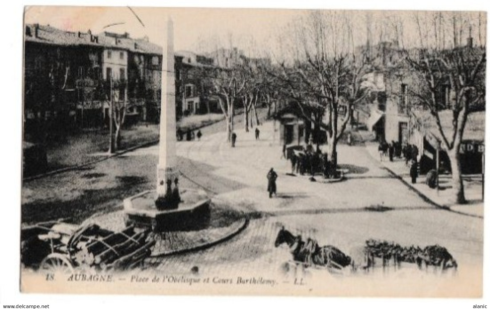 CPA-  13 AUBAGNE - Place De L' Obélisque Et Cours Barthélemy     NON CIRCULEE   ANIMEE    -TBE- - Aubagne