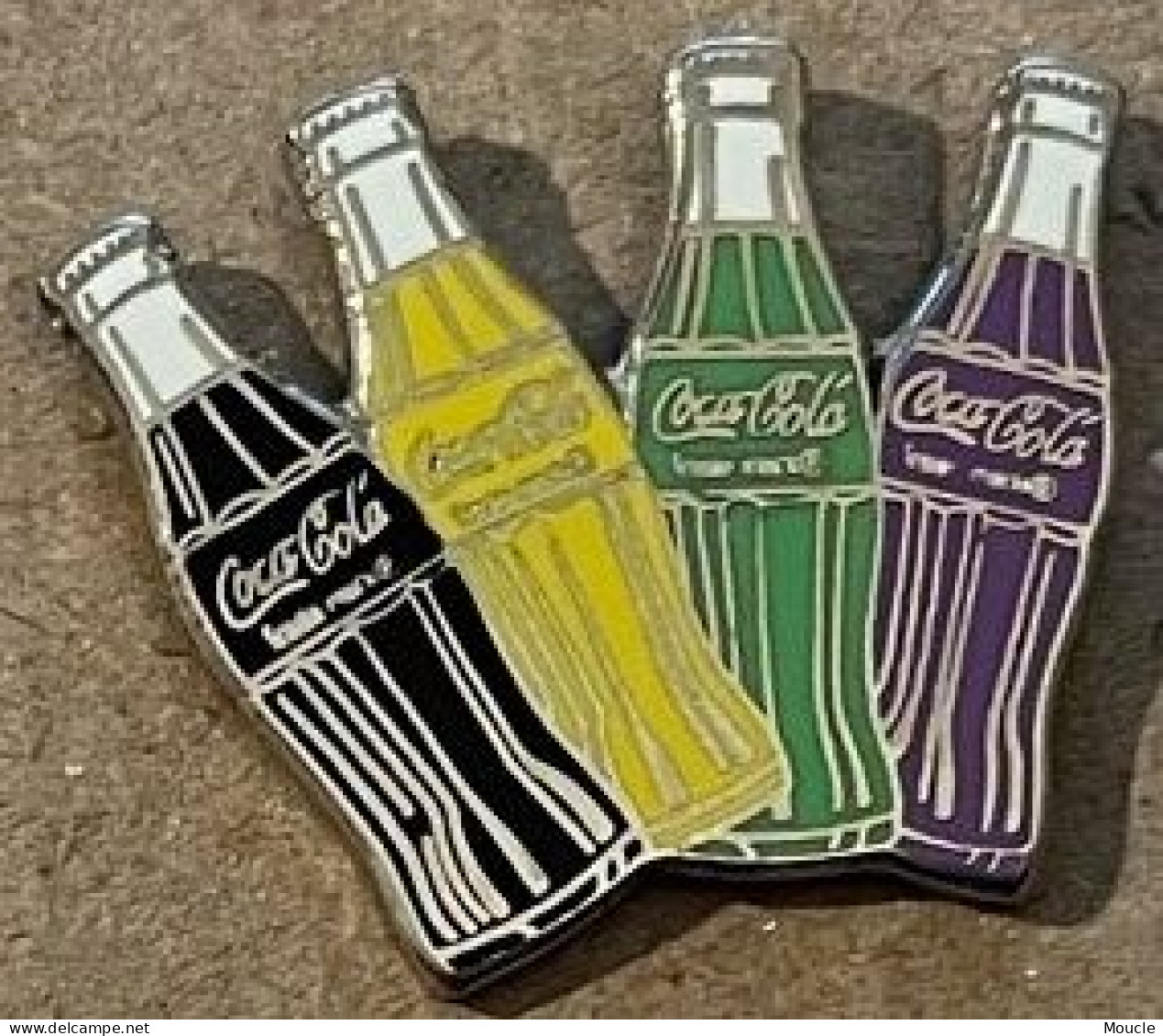 QUATRE BOUTEILLES DE COCA-COLA - NOIRE - JAUNE - VERTE - VIOLETTE - EGF - COKE - COCA -       33) - Coca-Cola