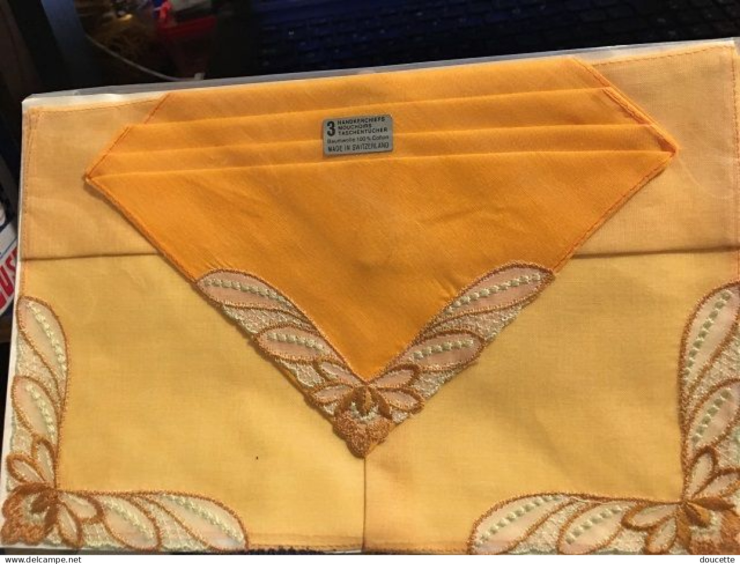 Ancien Lot De Trois Mouchoirs Brodés (JACOB ROHNER LTD REBSTEIN SUISSE ) - Handkerchiefs