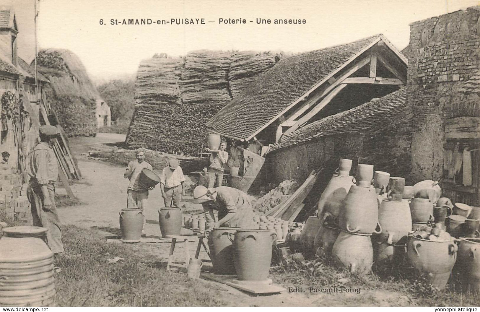 58 - NIÈVRE - SAINT-AMAND-EN-PUISAYE - Poterie - Une Anseuse - 10517 - Saint-Amand-en-Puisaye