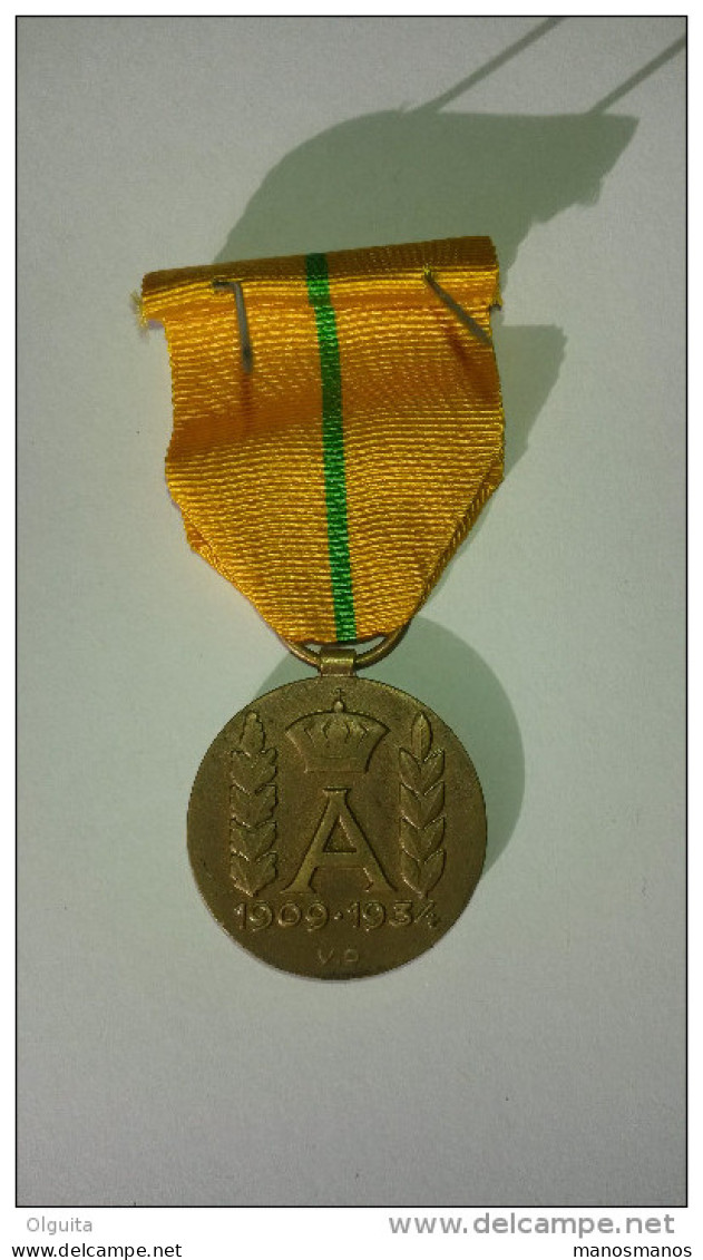 Belgique DYNASTIE - Médaille Avec Ruban Et étui Roi Albert Casqué 1909 - 1934 - 25 Ans De Règne - Adel