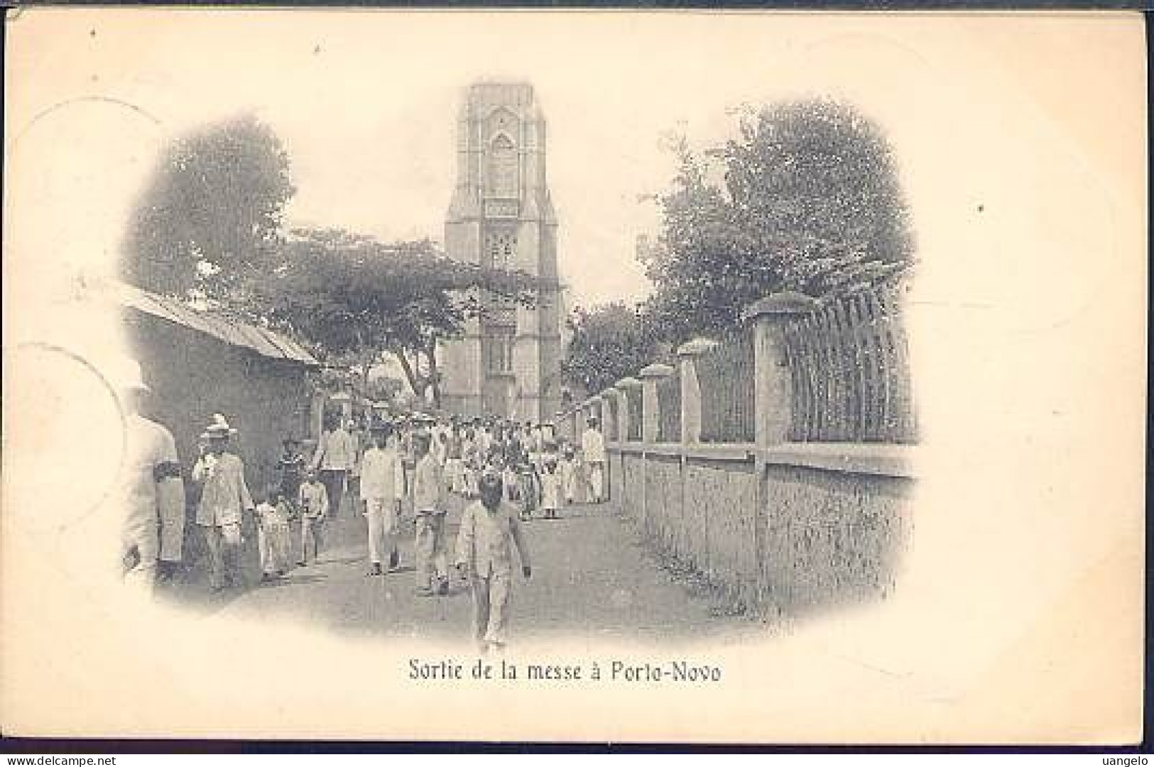 %152 SORTIE DE LA MESSE A PORTO NOVO ( RETRO INDIVISO  ) - Benin