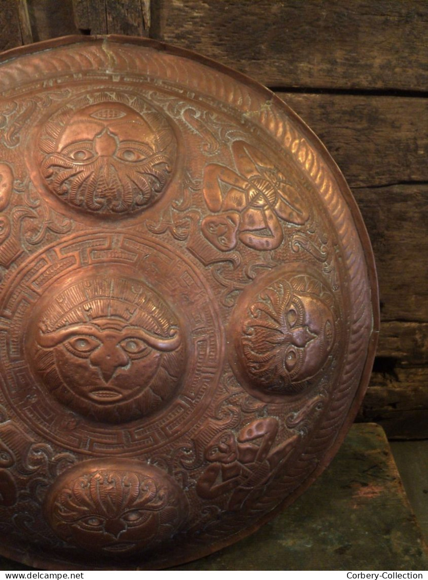 Ancien Bouclier Rondache Indo-Persan Dinanderie Cuivre Épais. Inde Indopersian Copper Shield - Oestliche Kunst