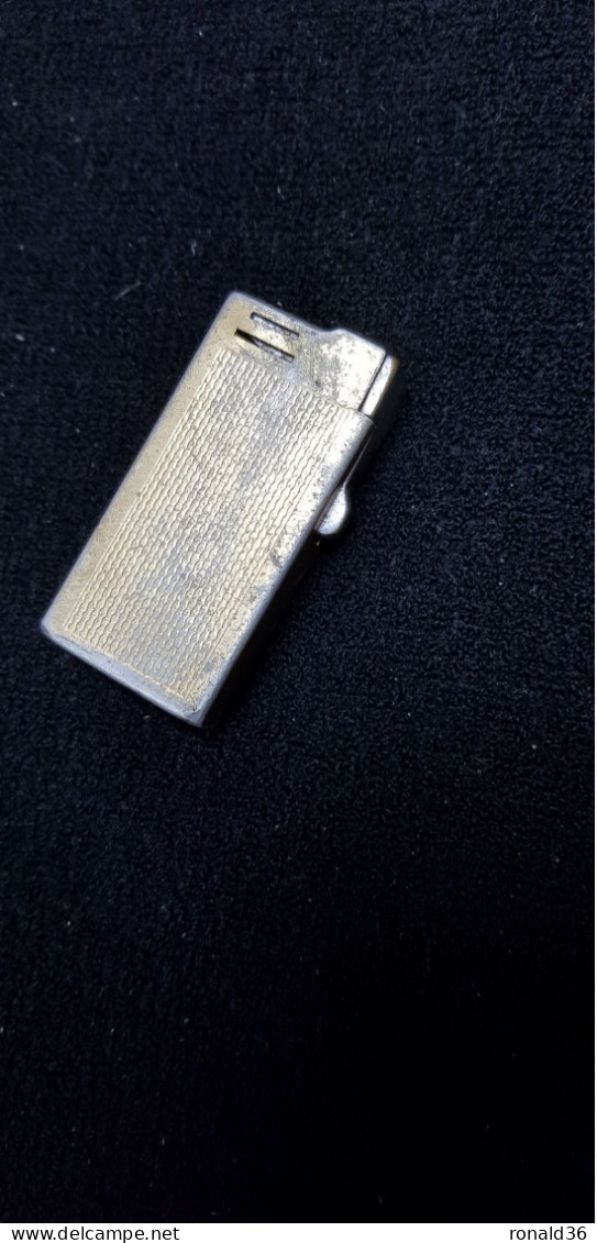 Briquet A Essence Automatique Fonctionne , Marque Non Visible Métaux Aluminium Doré Fer Gris Et Laiton - Andere & Zonder Classificatie