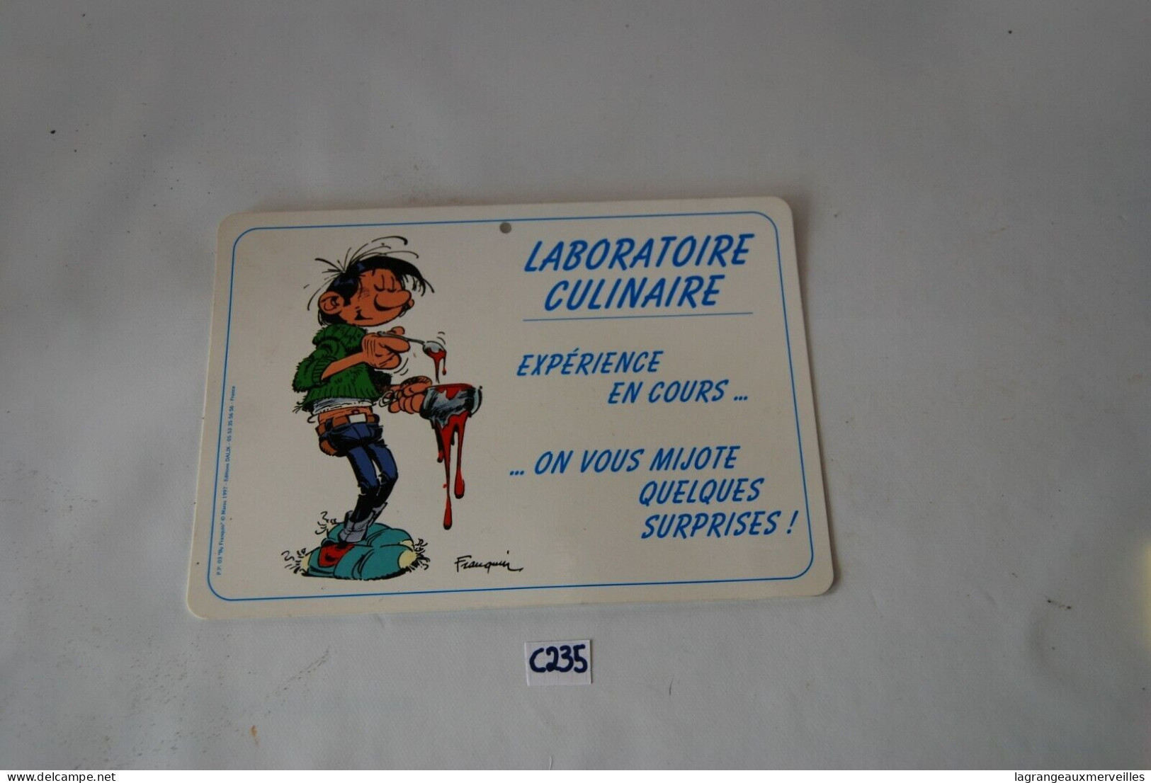 C235 Objet Publicitaire - Gaston Lagaffe - Laboratoire Culinaire - Pappschilder