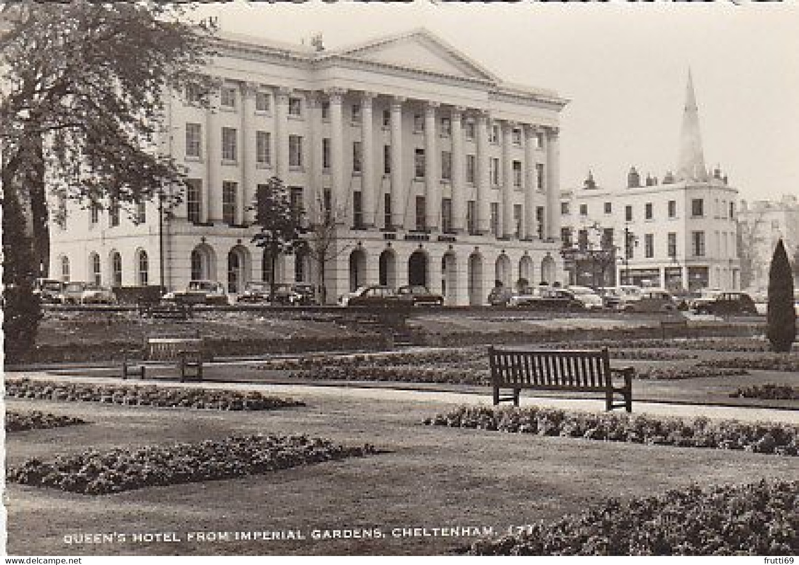 AK 180887 ENGLAND - Cheltenham - Queen's Hotel From Imperial Gardens - Cheltenham