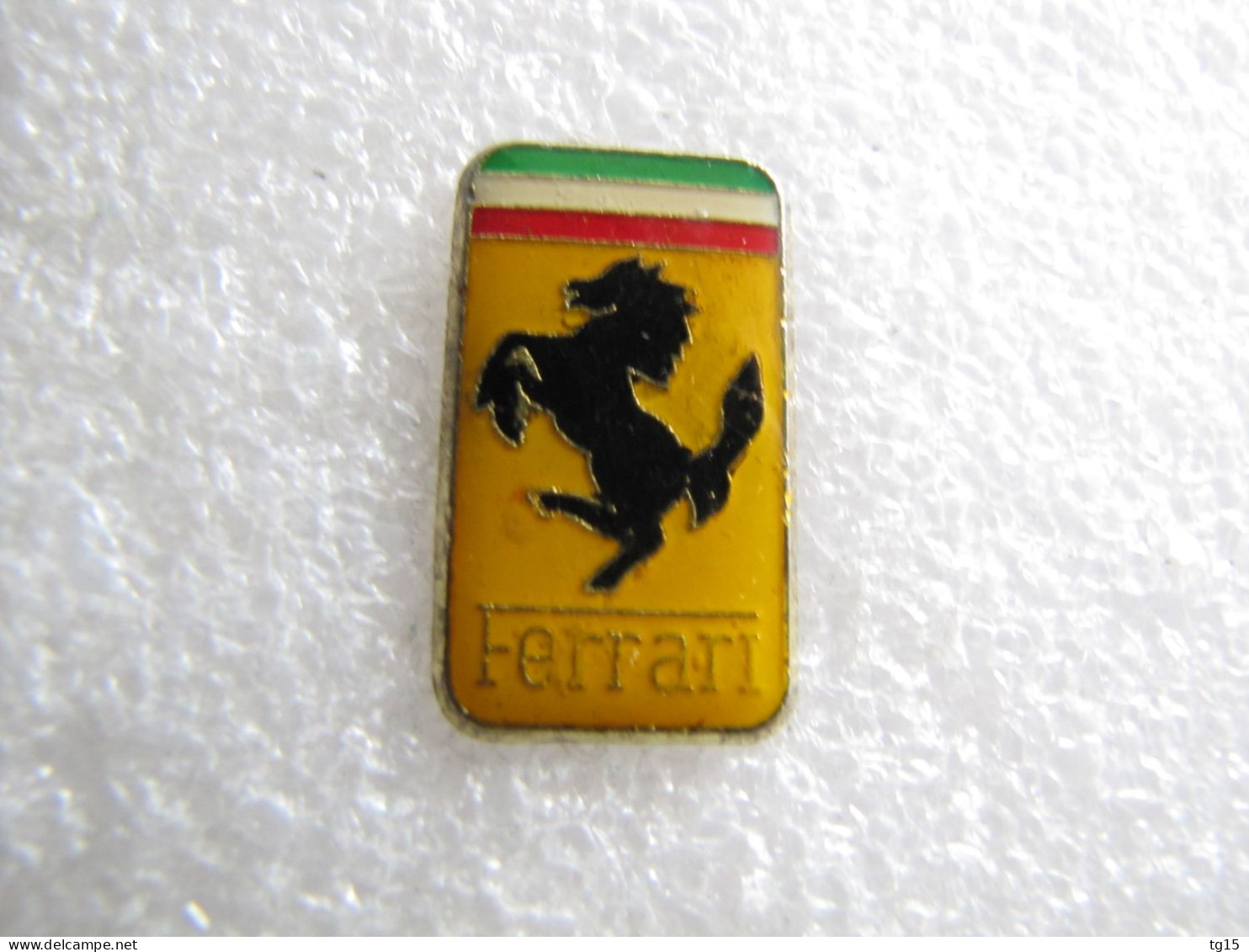 PIN'S    LOGO   FERRARI   26X15mm - Ferrari