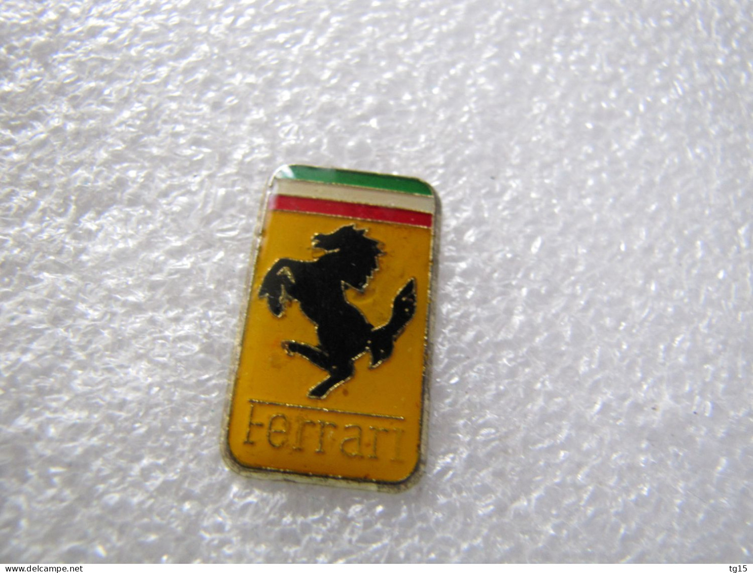PIN'S    LOGO   FERRARI   26X15mm - Ferrari