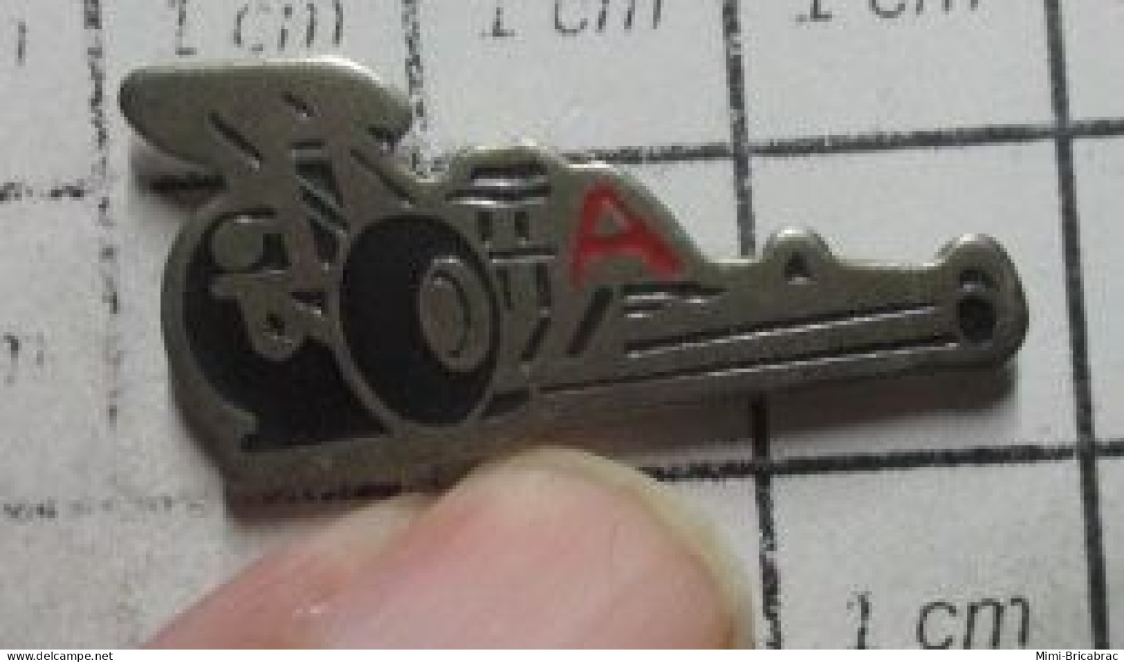 712E Pin's Pins / Beau Et Rare / SPORTS : AUTOMOBILE ESPECE DE DRAGSTER LETTRE A ROUGE - Car Racing - F1