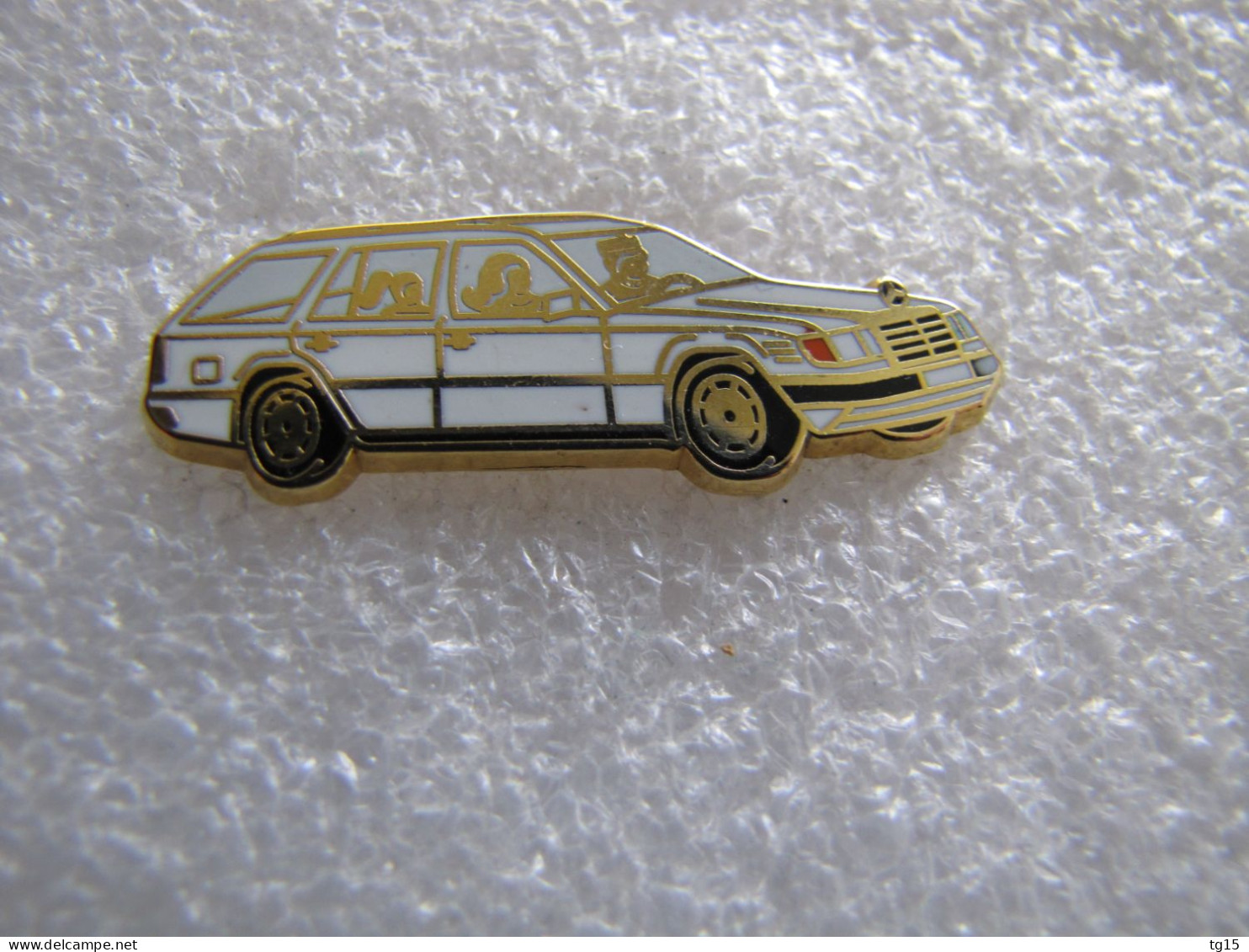 RARE   PIN'S  MERCEDES-BENZ    E 300 BREAK   ARTHUS BERTRAND - Mercedes