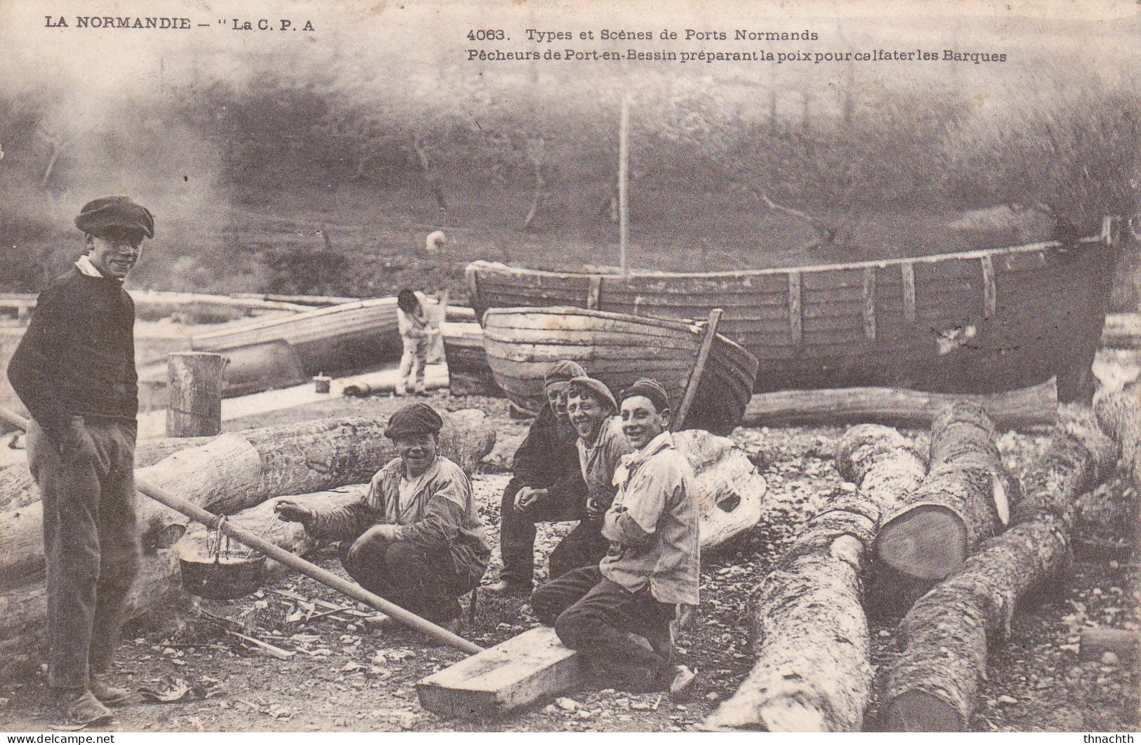 1905 Port En Bessin  Pêcheurs Préparant La Poix Pour Calfater Les Barques  Types Et Scènes De Ports Normands - Port-en-Bessin-Huppain