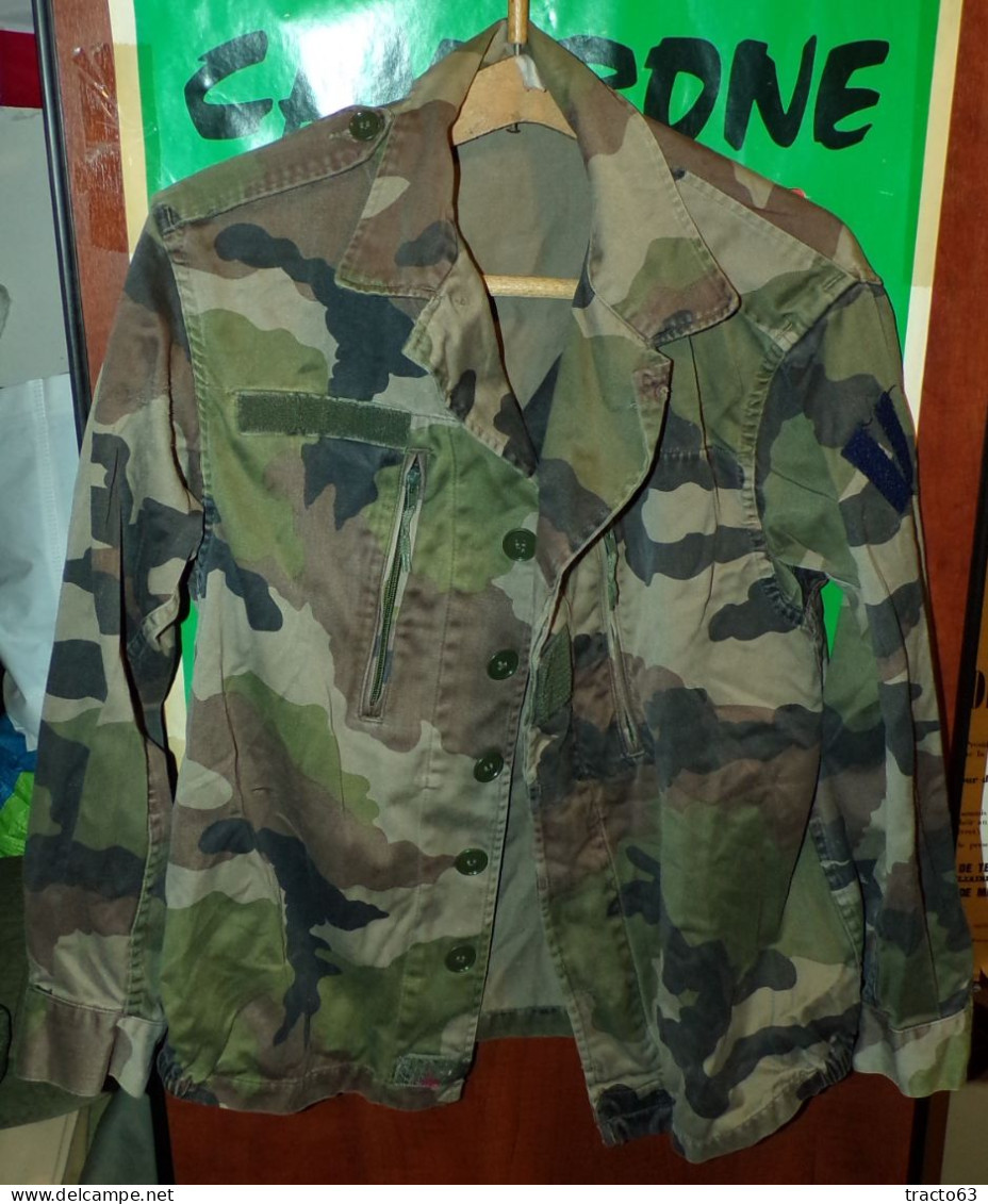 VESTE AVEC CAMOUFLAGE FEUILLAGE DE L'ARMEE FRANCAISE , TAILLE 39-40  SOIT M VENDU DANS L' ETAT OCCASION VOIR PHOTOS . PO - Equipement