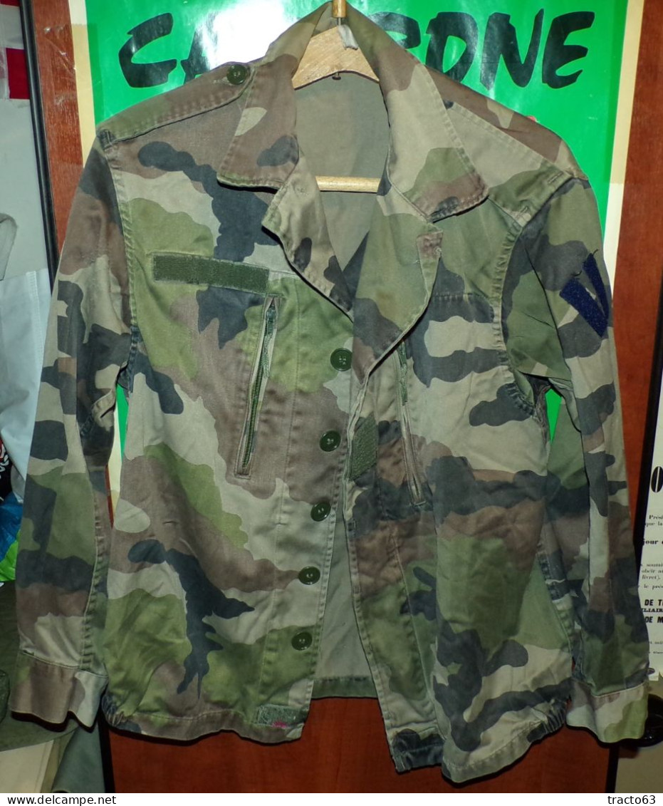 VESTE AVEC CAMOUFLAGE FEUILLAGE DE L'ARMEE FRANCAISE , TAILLE 39-40  SOIT M VENDU DANS L' ETAT OCCASION VOIR PHOTOS . PO - Equipement