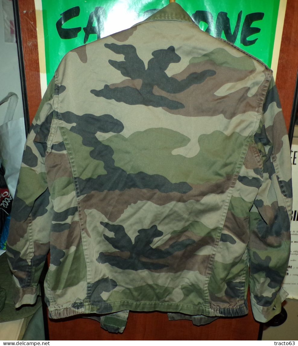 VESTE AVEC CAMOUFLAGE FEUILLAGE DE L'ARMEE FRANCAISE , TAILLE 39-40  SOIT M VENDU DANS L' ETAT OCCASION VOIR PHOTOS . PO - Equipement