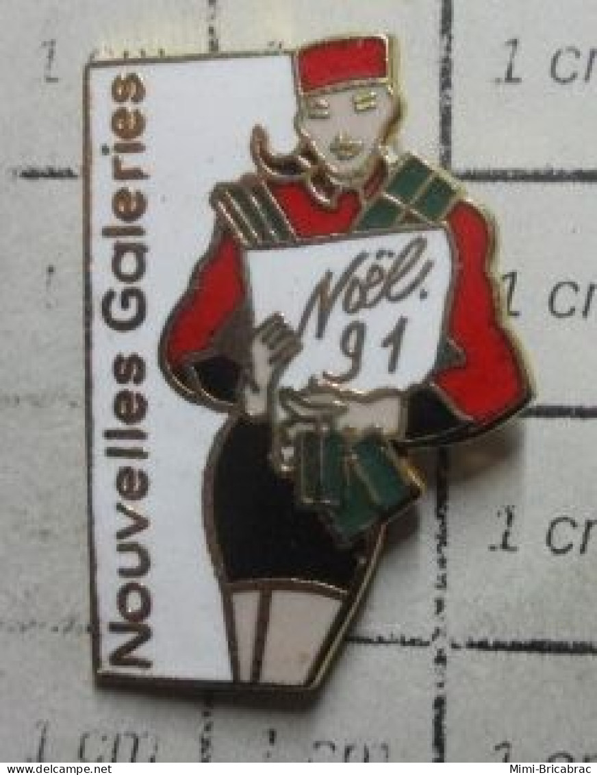 515A Pin's Pins / Beau Et Rare /  NOEL / 1991 GROOMETTE SEXY NOUVELLES GALERIES Par ARCANE - Christmas