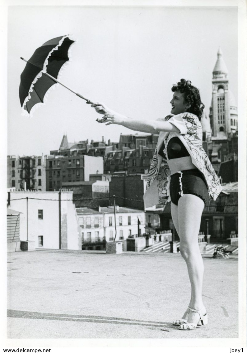 Photo Originale De L Actrice Mona Monick(film Coeur Sur Mer) Posant à Montmartre, Format 13/18 - Famous People