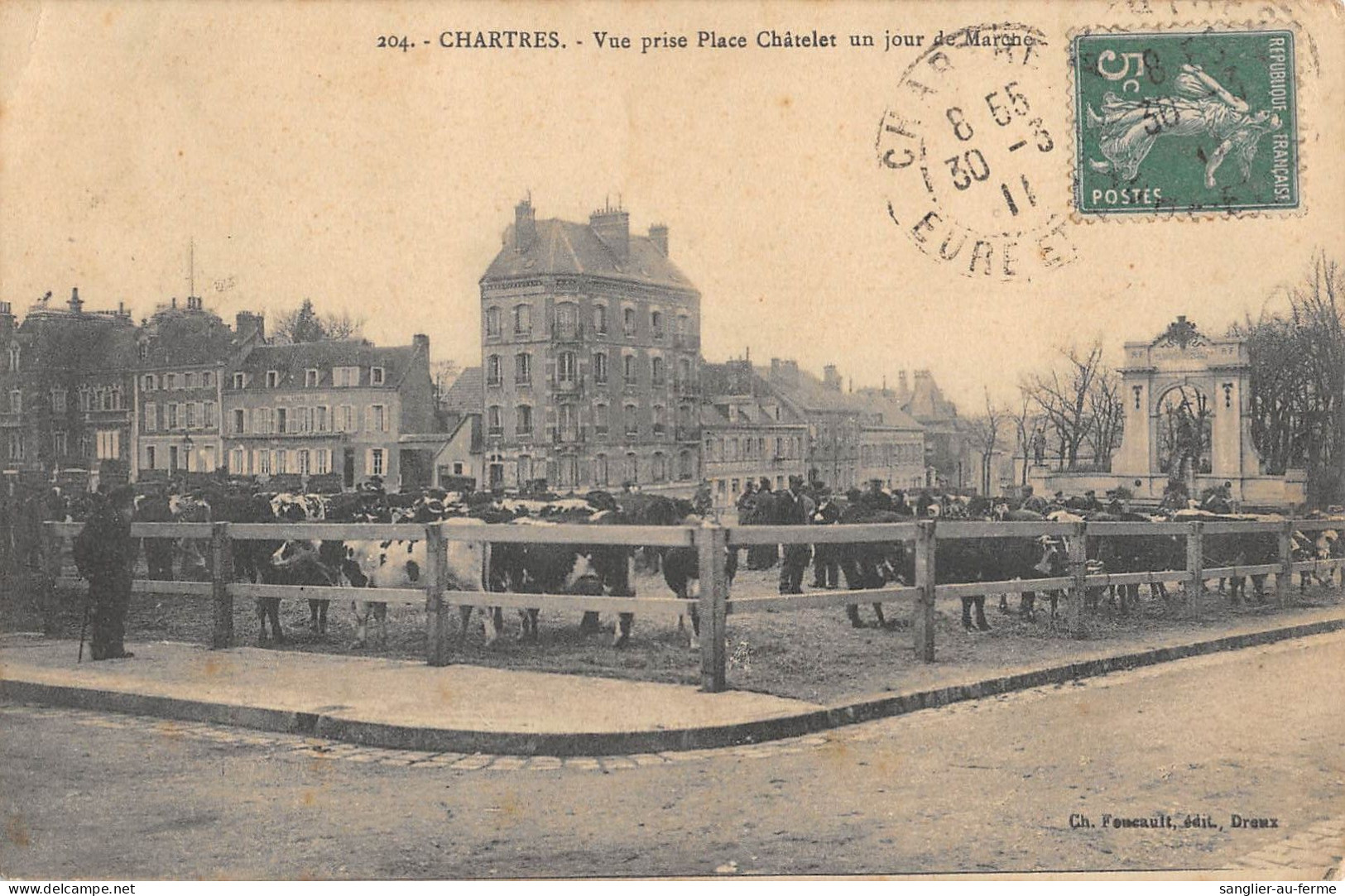 CPA 28 CHARTRES / VUE PRISE PLACE CHATELET UN JOUR DE MARCHE - Chartres