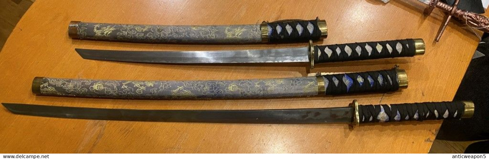 Deux épées Déco Japonaises (katanas) Sont Gris-noir. L'Europe. M1960 (H266). - Armes Blanches