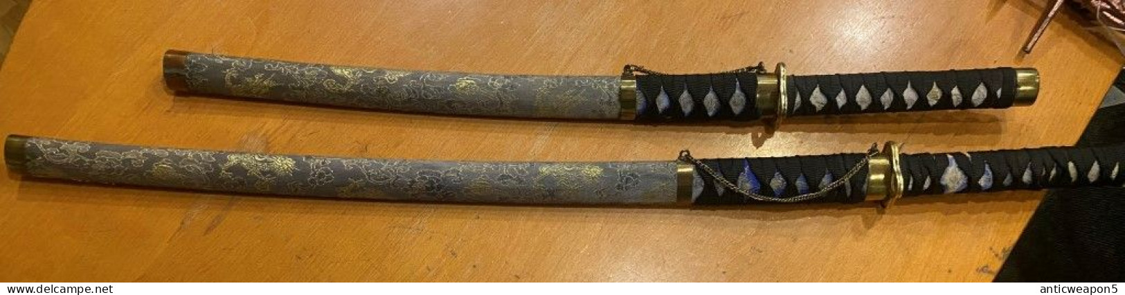 Deux épées Déco Japonaises (katanas) Sont Gris-noir. L'Europe. M1960 (H266). - Armes Blanches