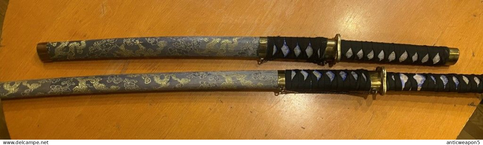 Deux épées Déco Japonaises (katanas) Sont Gris-noir. L'Europe. M1960 (H266). - Armes Blanches