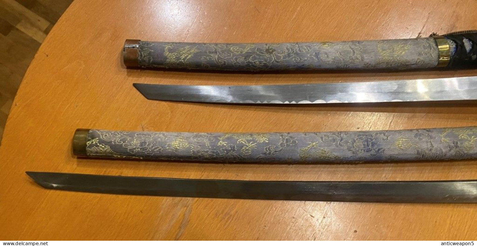 Deux épées Déco Japonaises (katanas) Sont Gris-noir. L'Europe. M1960 (H266). - Armes Blanches