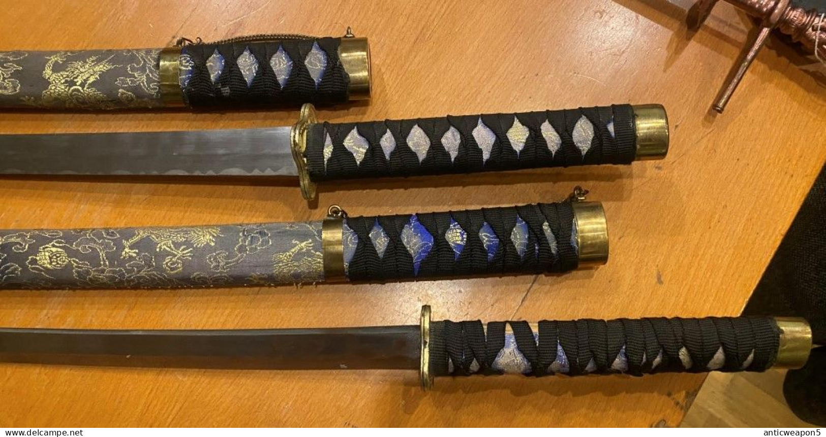 Deux épées Déco Japonaises (katanas) Sont Gris-noir. L'Europe. M1960 (H266). - Armes Blanches