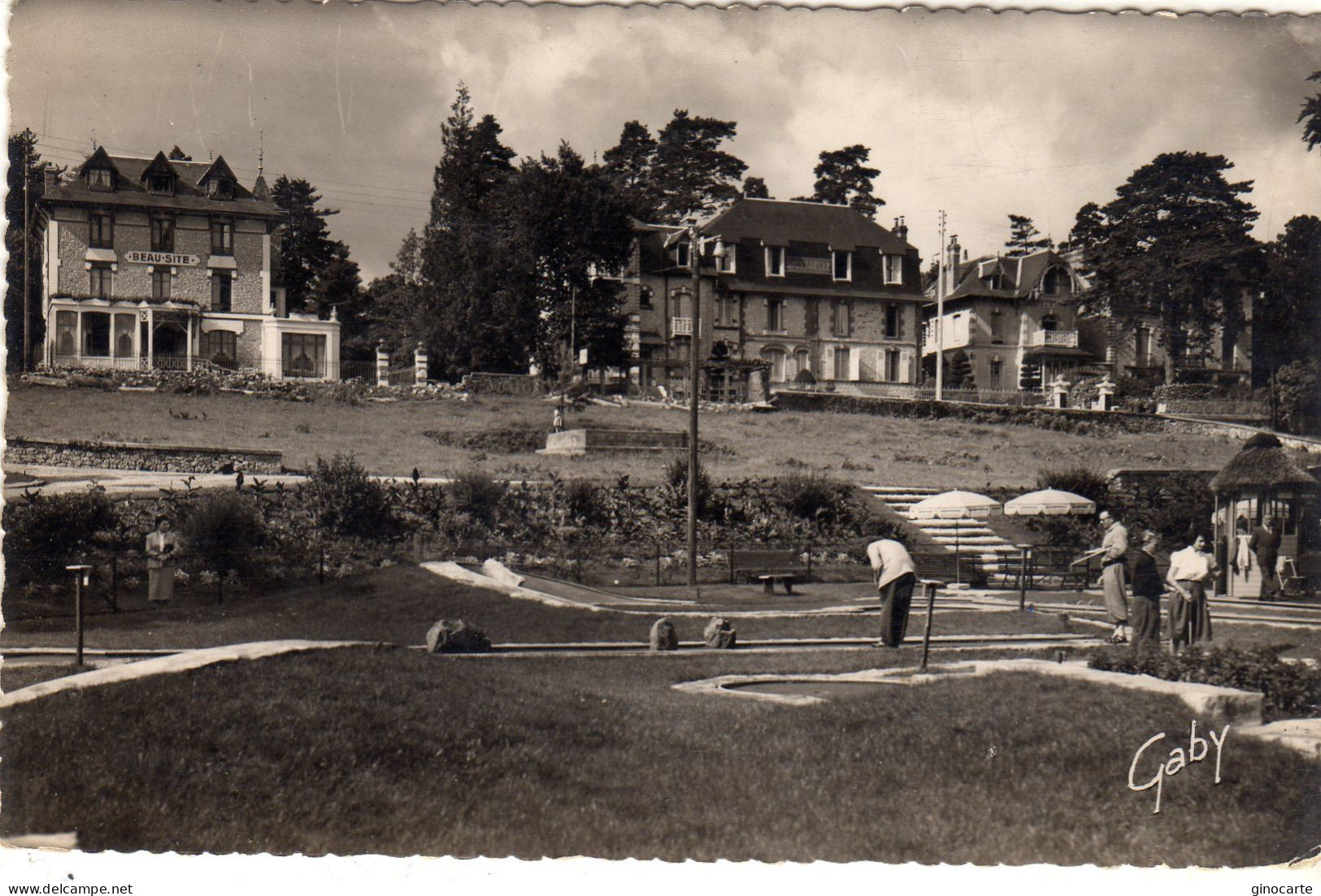 Bagnoles De L'orne Le Golf Miniature Et Les Hotels - Bazoches Sur Höne