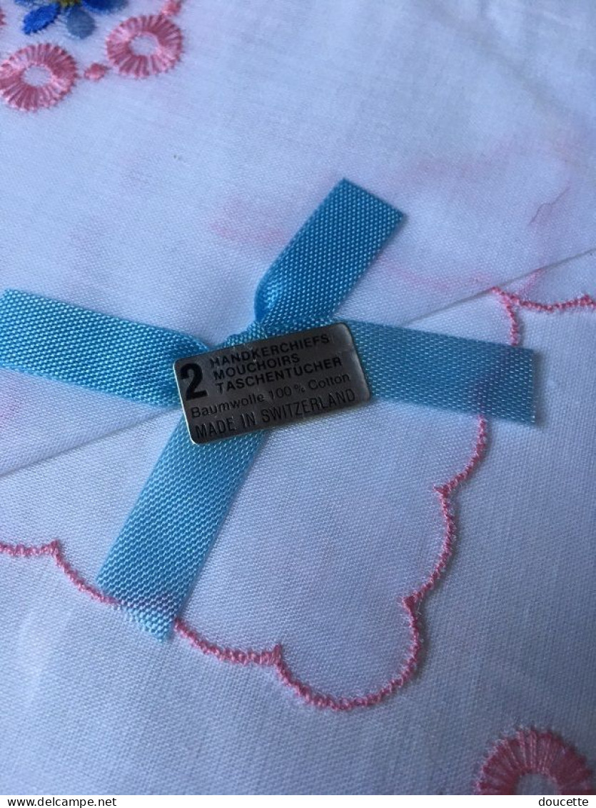 Ancien Lot De Deux Mouchoirs Brodés ( SUISSE ) - Handkerchiefs