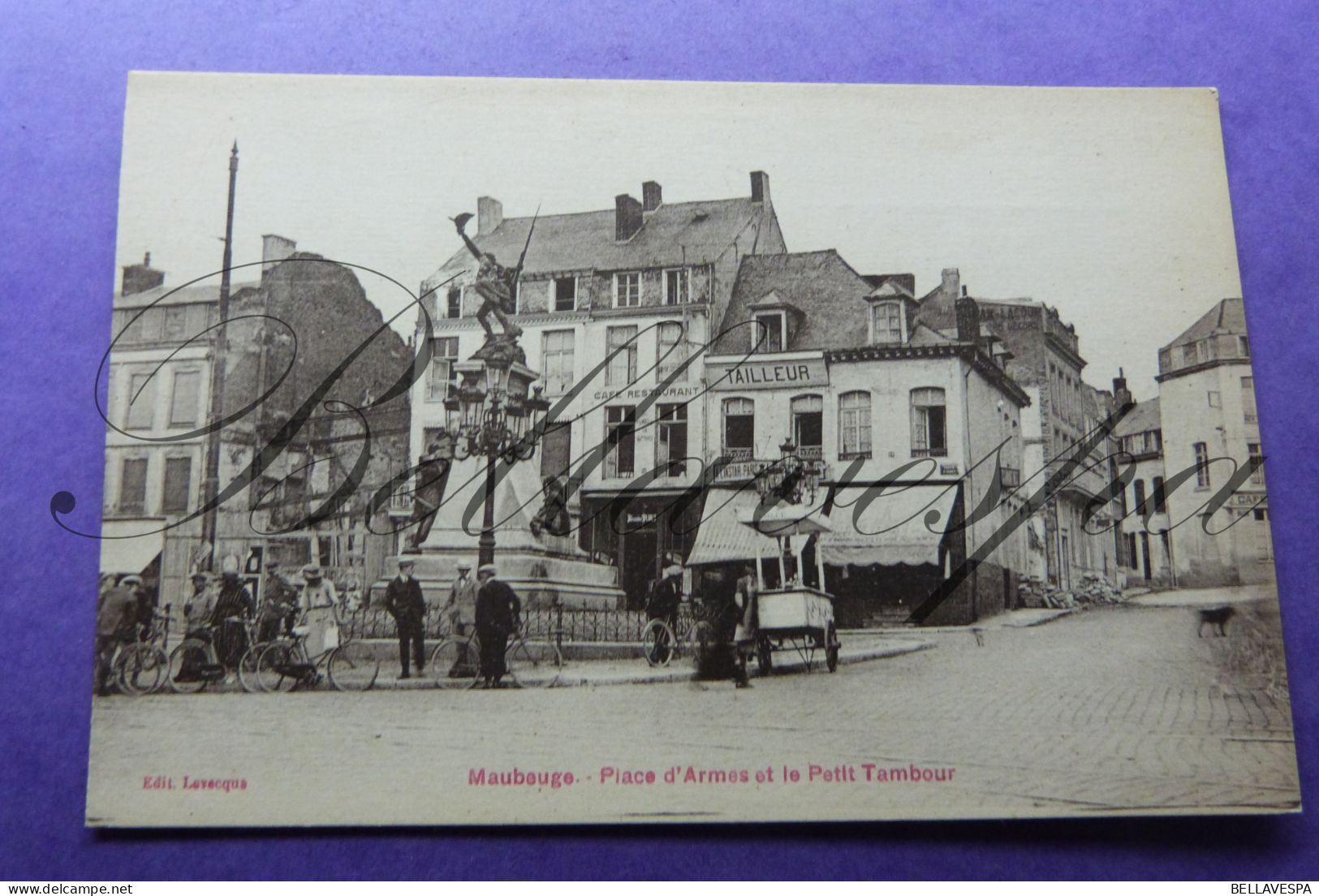 Maubeuge Place D'Armes Et Le Petit Tambour  Ruines Monument Petit Metiers Ambulant Cafe Tailleur - Maubeuge