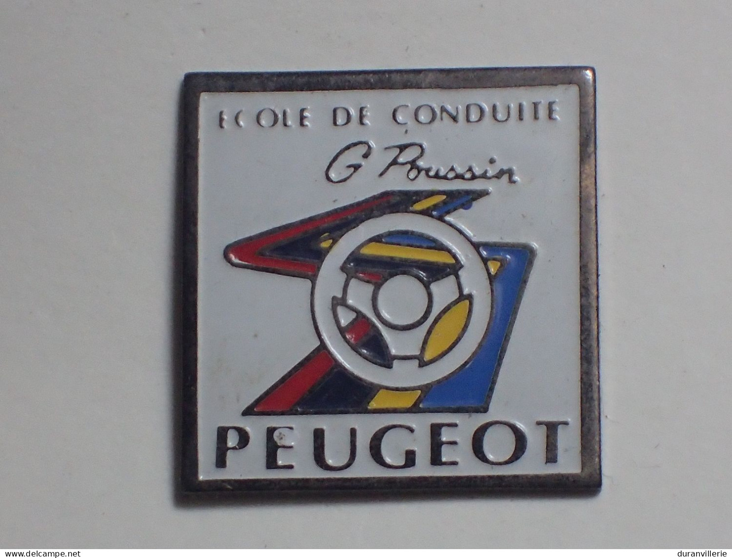 Pin's Peugeot ECOLE DE CONDUITE G POUSSIN - Peugeot
