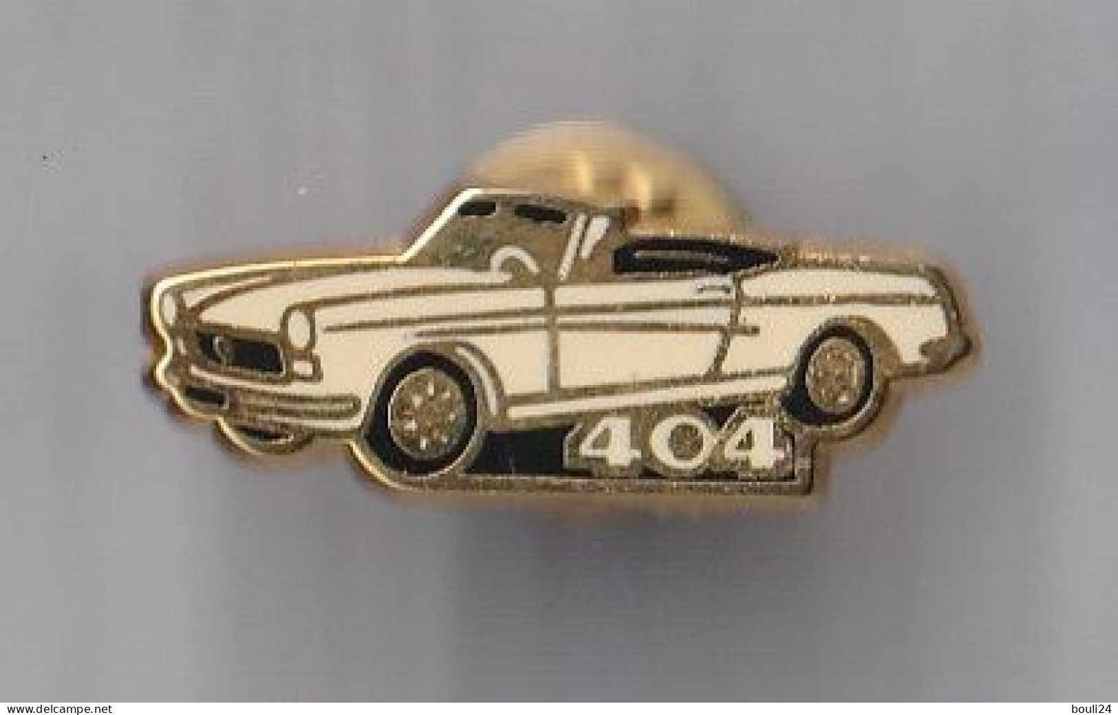 PIN'S    THEME VOITURE  PEUGEOT    404  COUPE DECAPOTABLE SIGNE  HELIUM - Peugeot