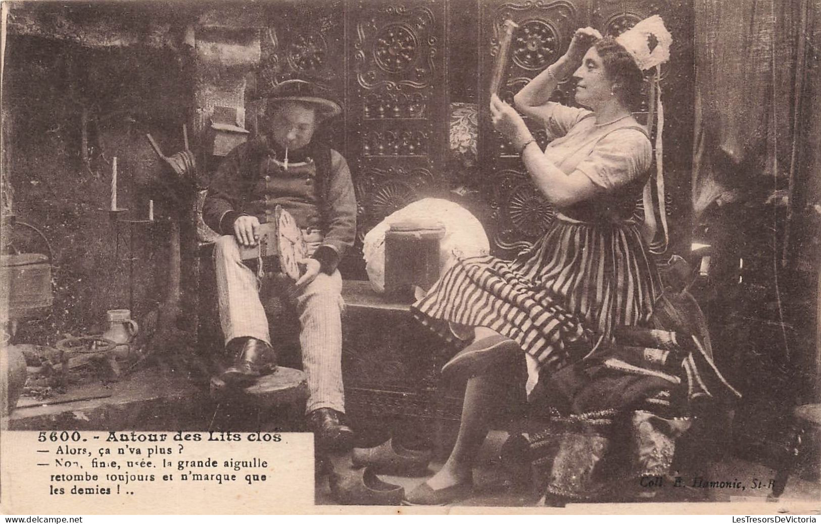 COUPLE - Autour Des Lits-Clos - Un Homme Et Une Femme Se Discutant - Carte Postale Ancienne - Koppels