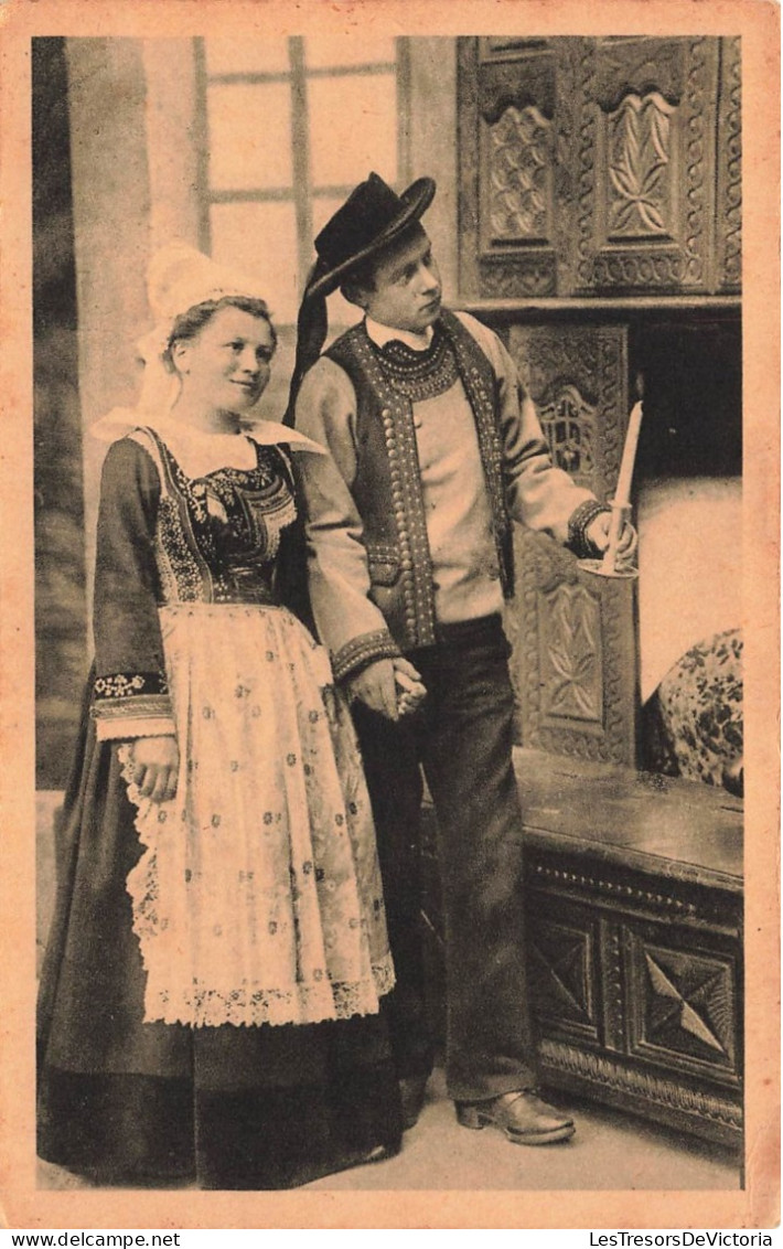 COUPLE - Autour Des Lits-Clos - Entrée Dans La Chambre Nuptiale - Carte Postale Ancienne - Koppels