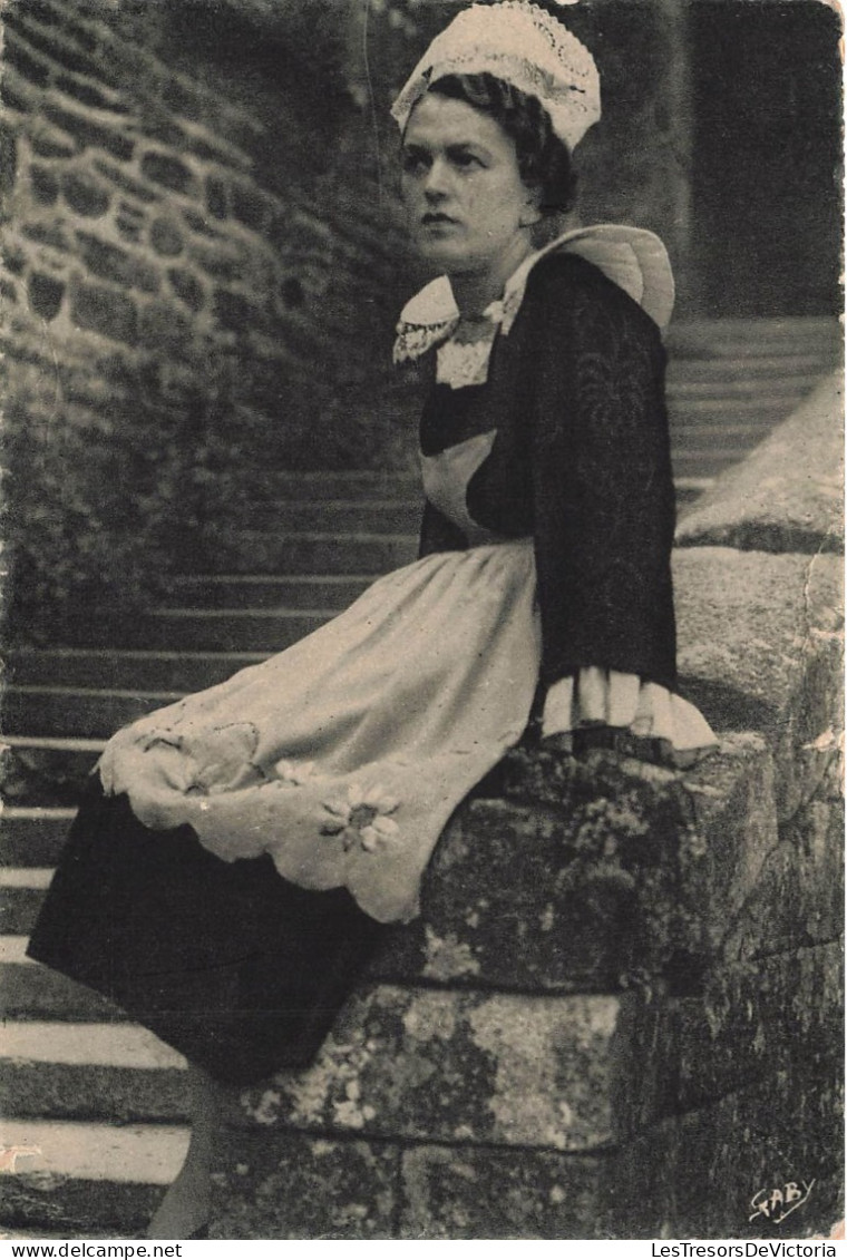 FOLKLORE - Personnage - Jeune Fille De Bannalec (Finistère) - Carte Postale Ancienne - People