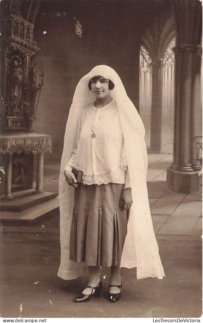 FANTAISIE - Femme - Une Jeune Femme Avec Un Voile Sur Les Cheveux - Catholique - Carte Postale Ancienne - Frauen