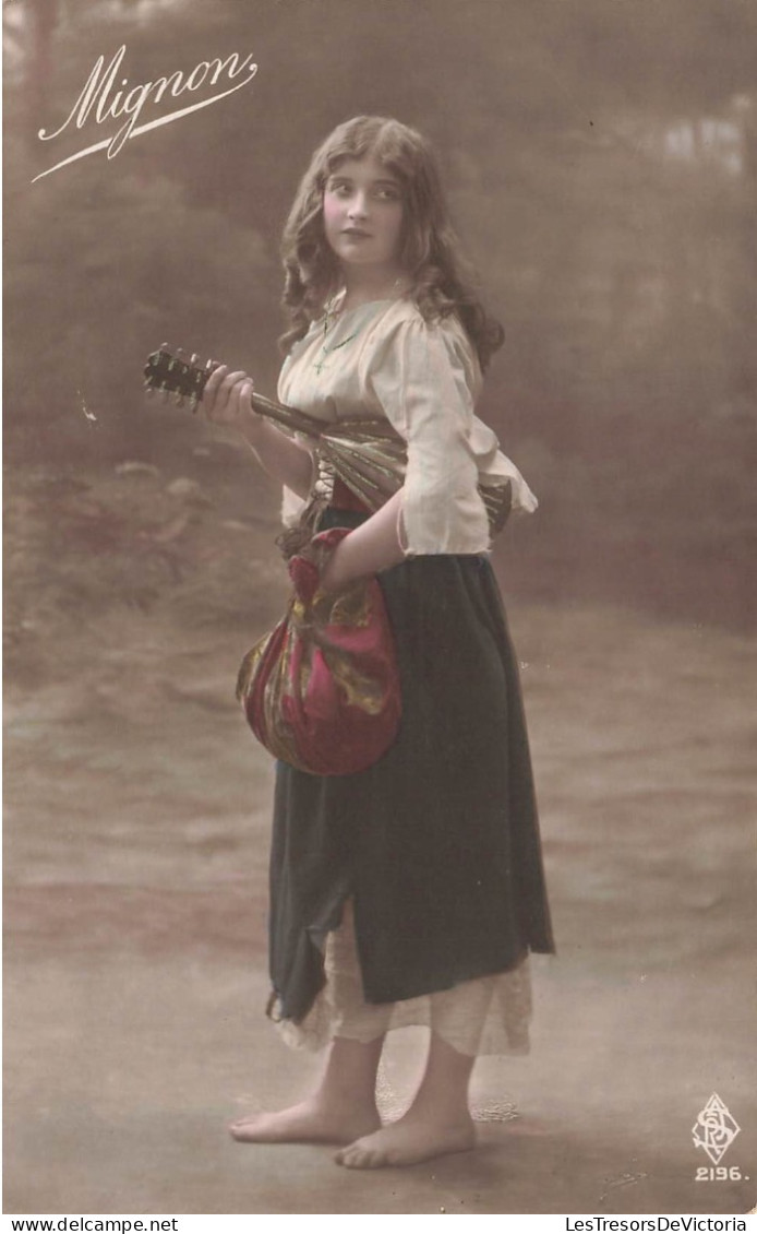 FANTAISIE - Femme - Jeune Femme Avec Un Baluchon Et Un Instrument De Musique - Mignon - Carte Postale Ancienne - Frauen