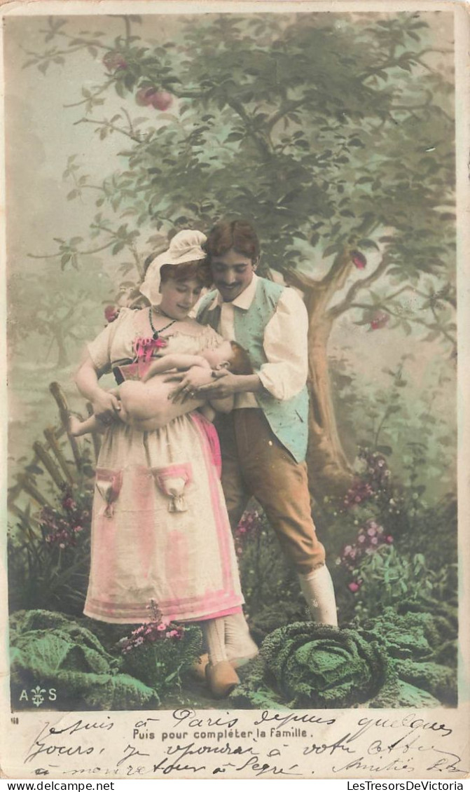 COUPLES - Couple Avec Un Bébé - Puis Pour Compléter La Famille - Colorisé - Carte Postale Ancienne - Paare