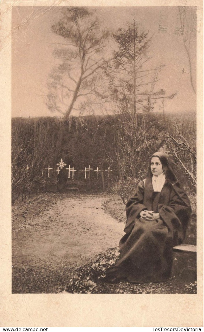 RELIGIONS & CROYANCES - Saints - Sainte-Thérèse De L'enfant Jésus Assise Dans Le Jardin - Carte Postale Ancienne - Saints