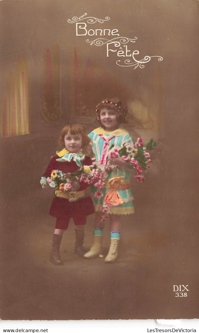 ENFANTS - Bonne Fête - Deux Enfants Avec Des Fleurs Dans Les Bras - Colorisé - Carte Postale Ancienne - Andere & Zonder Classificatie