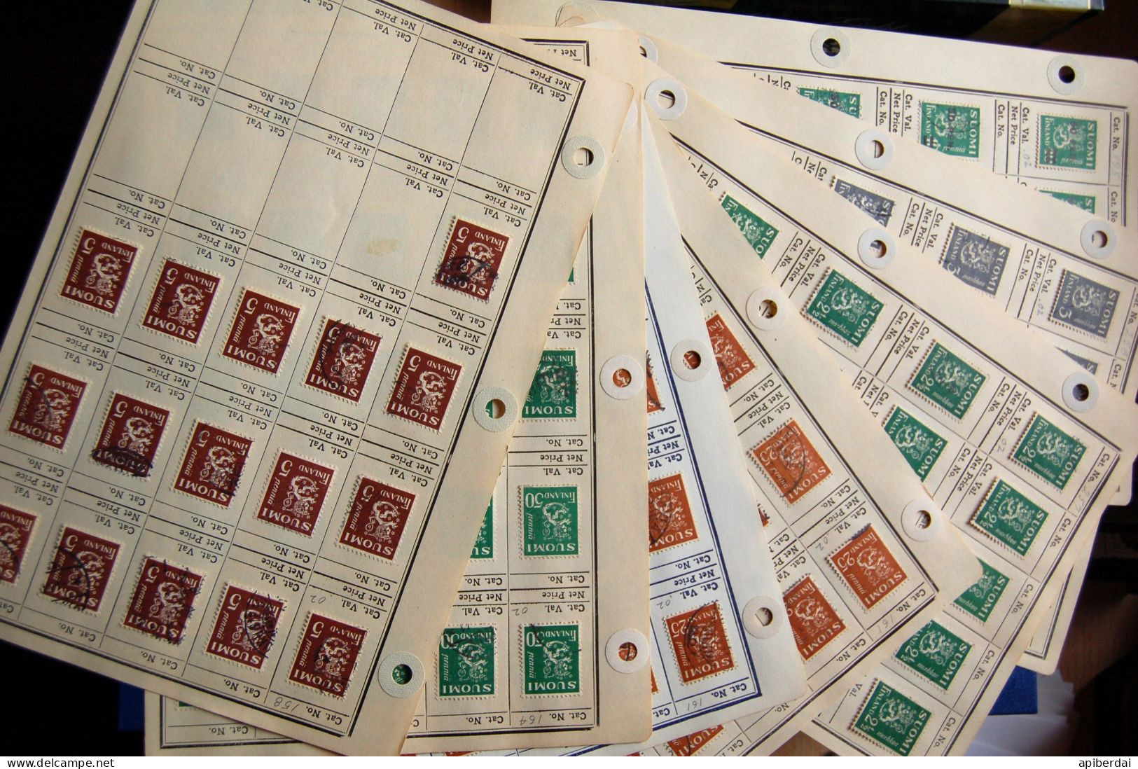 Finlande Suomi - 26 Sheets Of Paper With Nearby 550 Stamps Used - Used Stamps