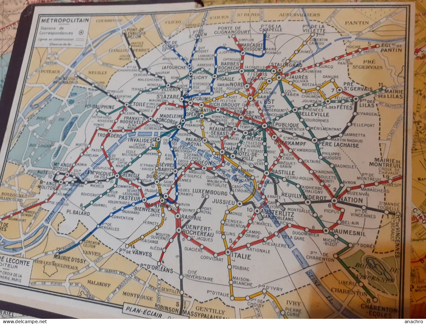 PARIS Plan par Arrondissements Rues et Stations de METRO