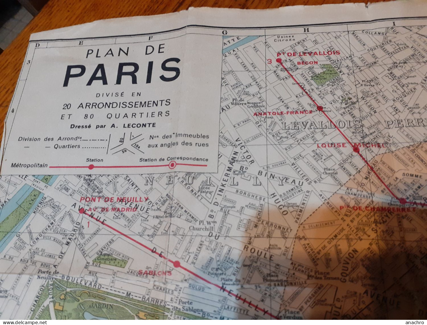 PARIS Plan par Arrondissements Rues et Stations de METRO