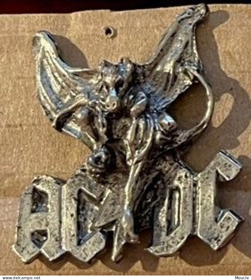AC/DC - AC - DC - MUSIQUE - GROUPE - ROCK - 3D - RELIEF - ARGENTE - DIABLE - DEVIL   -   (33) - Muziek