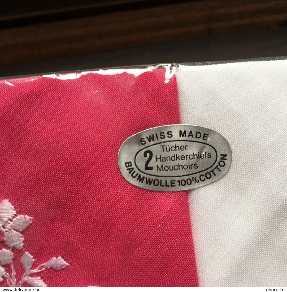 Ancien Lot De Deux Mouchoirs Brodés ( SUISSE ) - Handkerchiefs