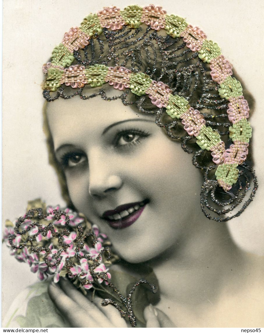 Ravissante Jeune Fille Coiffée De Son Bonnet De St Catherine.paillettes Argentées.textile Vert Et Rose - Sainte-Catherine