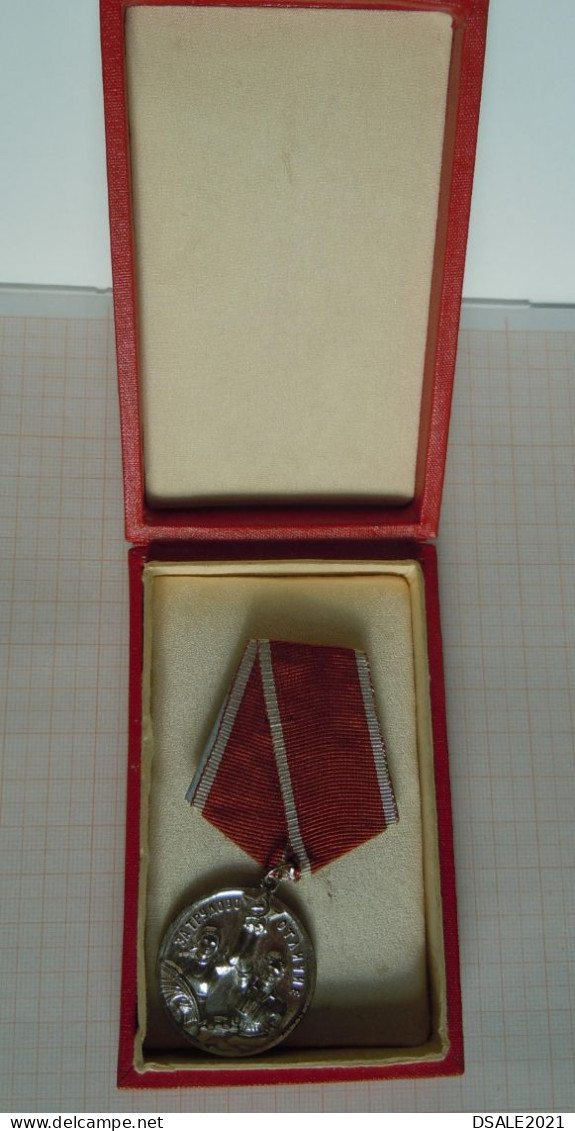 Bulgaria Bulgarie Bulgarien, Bulgarian 1970s Order, Medal For Labor Distinction With Original Box (ds1164) - Other & Unclassified