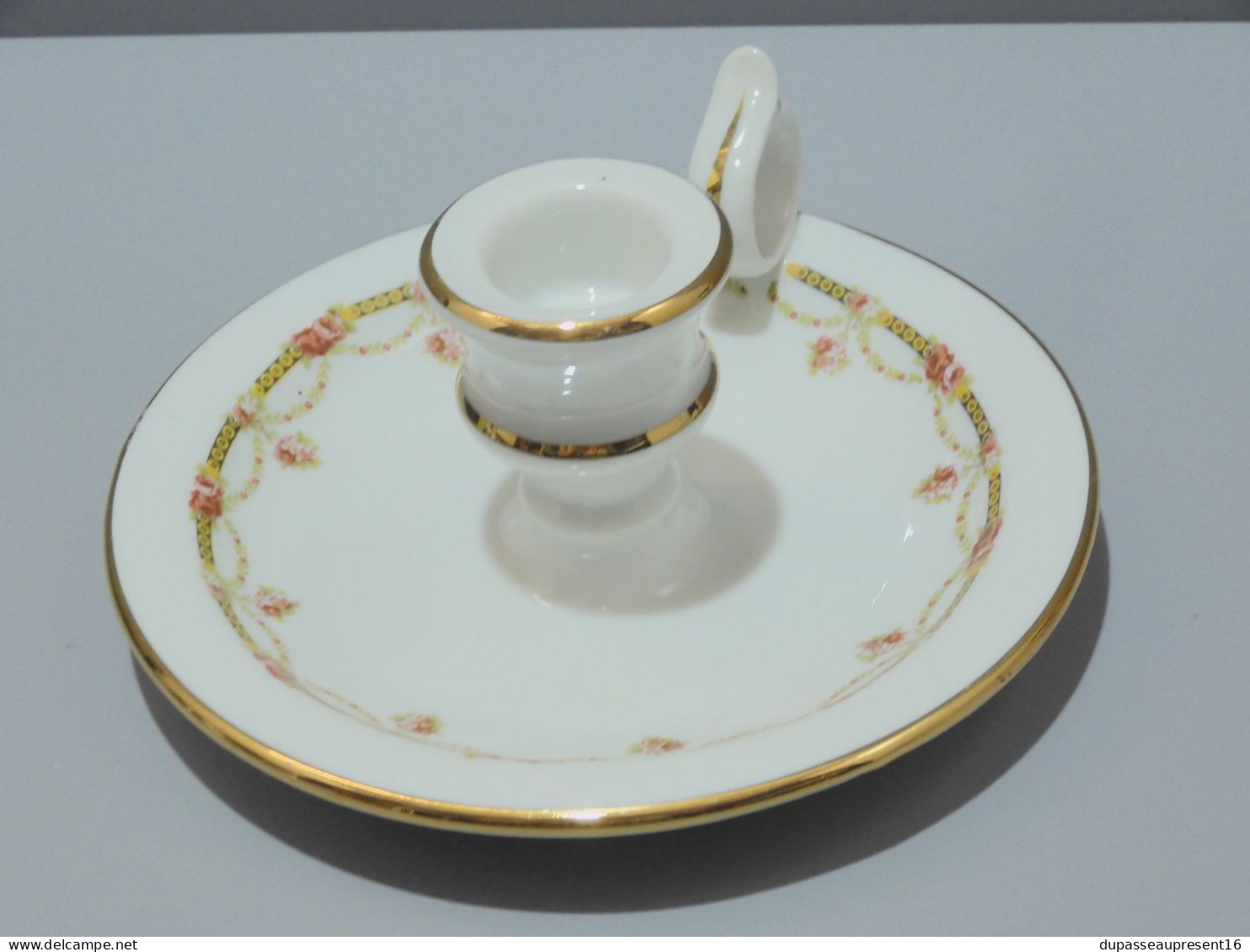 -JOLI BOUGEOIR à MAIN En PORCELAINE De LIMOGES GUIRLANDE De Fleurs Dorures   E - Kronleuchter, Kandelaber & Kerzenhalter