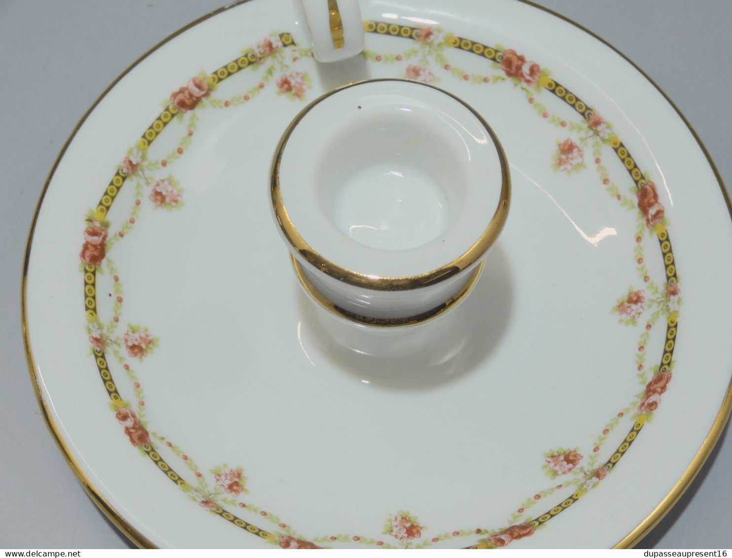 -JOLI BOUGEOIR à MAIN en PORCELAINE de LIMOGES GUIRLANDE de Fleurs Dorures   E